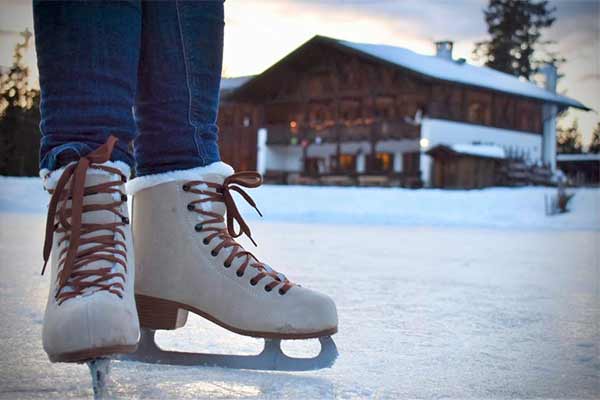 Eislaufen in den Wintermonaten auf dem Biotop der Schwarze Lacke